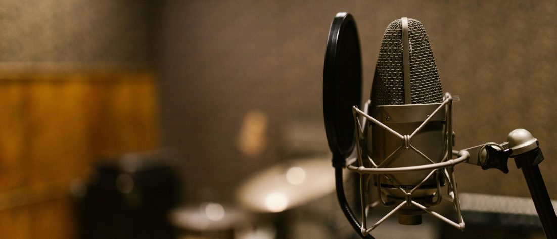 پادکست «گاه هنر»، پلی‌ست میان خواندن و شنیدن، میان دانستن و حس کردن، میان واژه و زندگی.